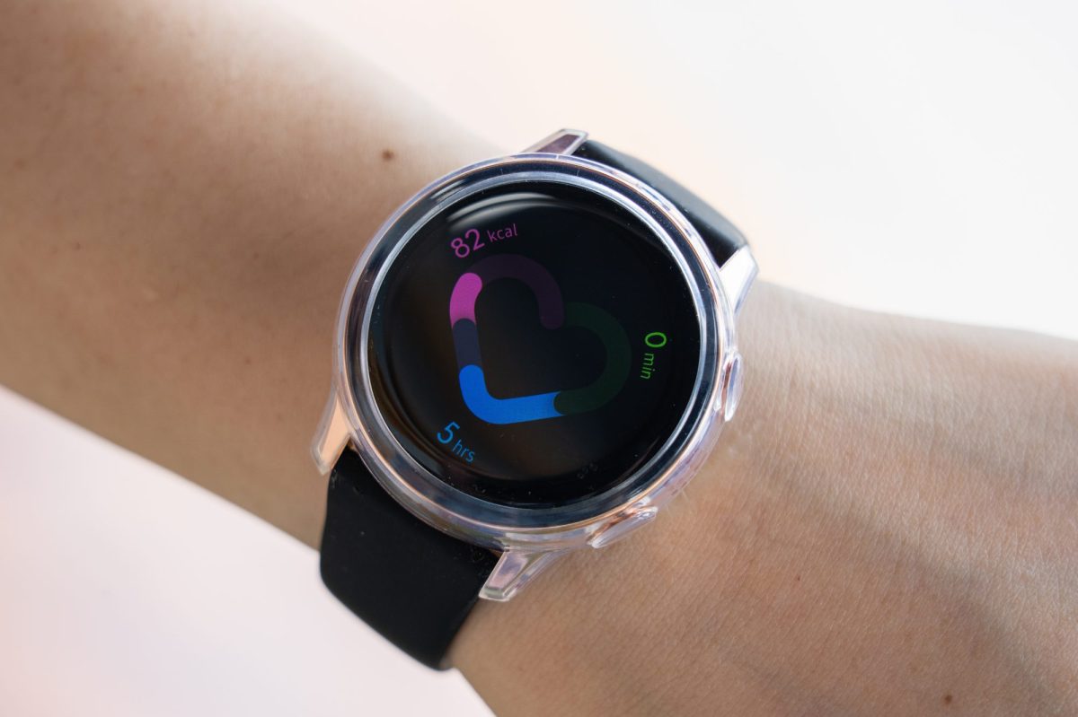 Samsung Galaxy Watch am Handgelenk einer Person misst die Herzfrequenz.