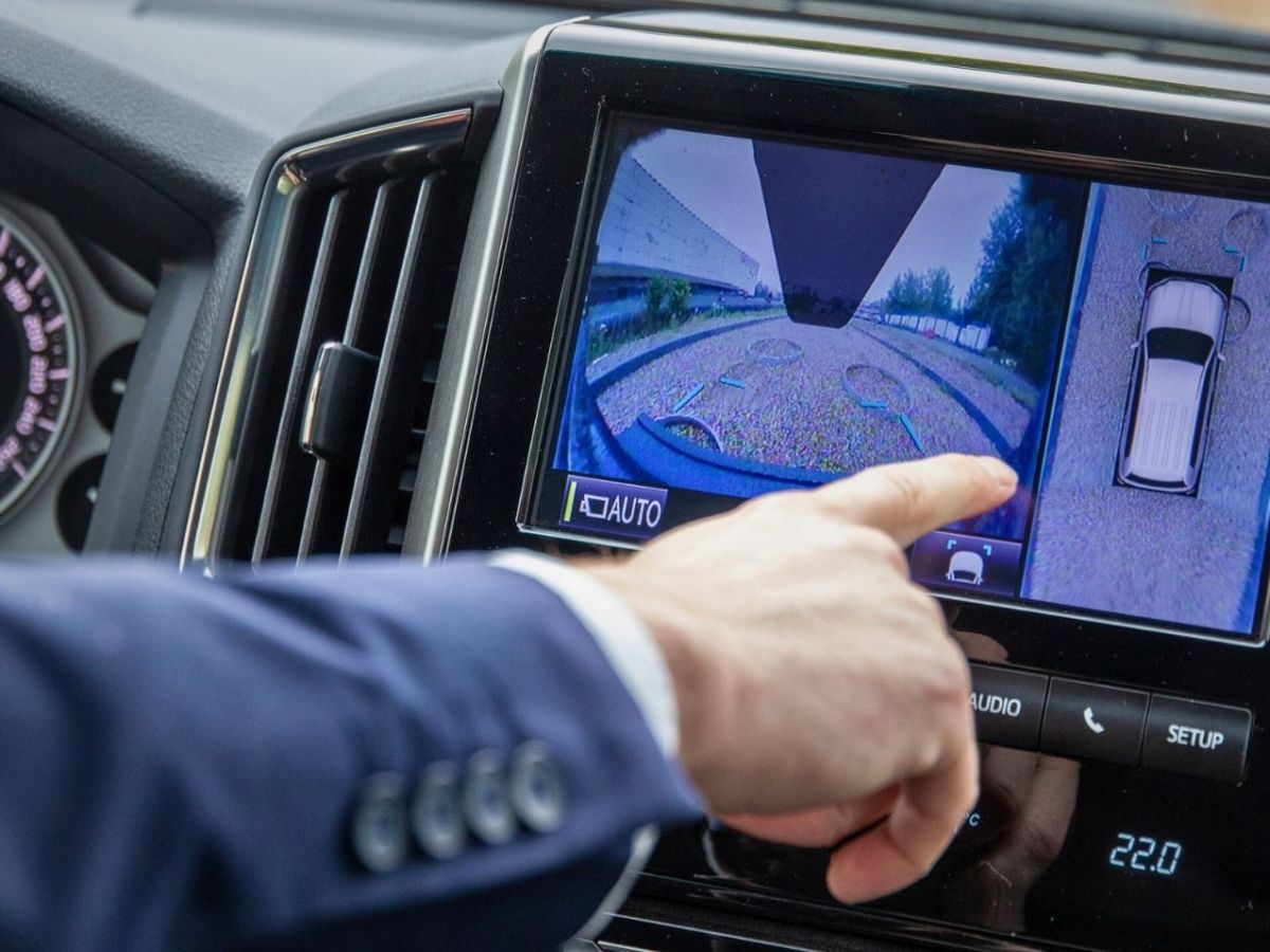 Aktive Rückfahrkamera in großem Auto