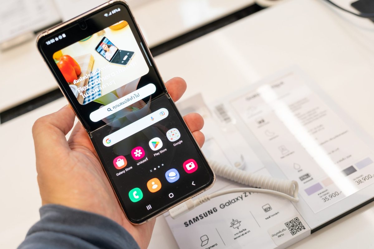 Eine Person hält ein Samsung Galaxy Z Flip4 in der Hand.