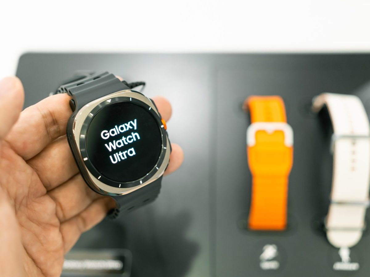 Hand hält Samsung Galaxy Watch7 Ultra.