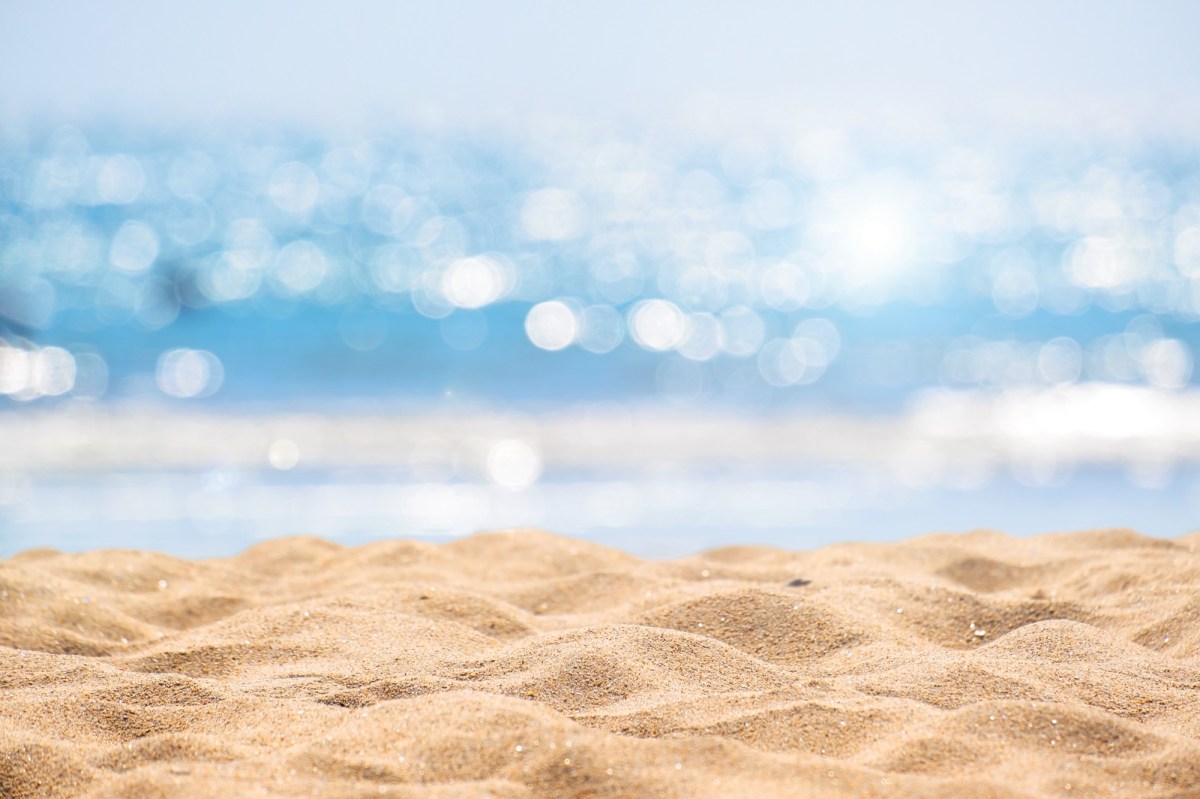 Sandstrand mit Meer im Hintergrund