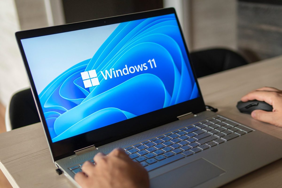 Windows 11-Logo auf einem Laptop.