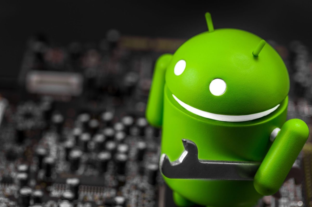 Android-Maskottchen hält einen Schraubenschlüssel in der Hand.