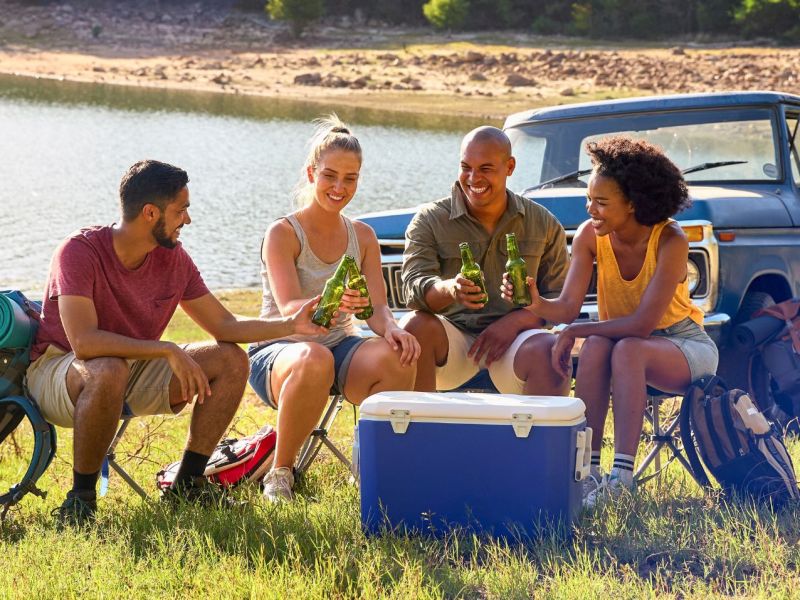 Freunde mit Camping-Kühlbox