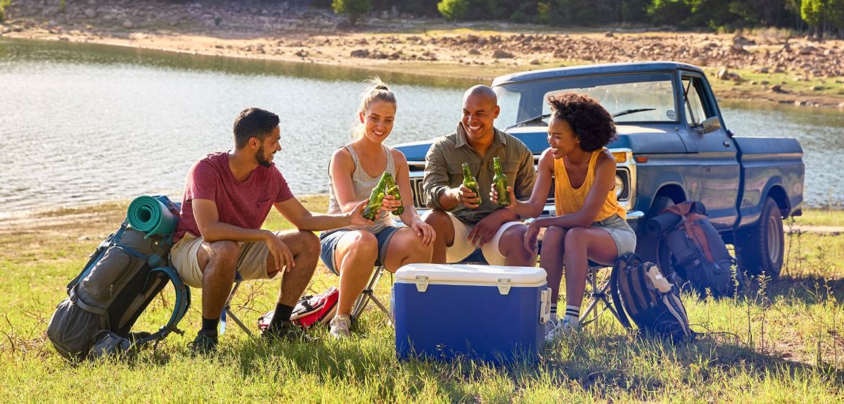 Freunde mit Camping-Kühlbox