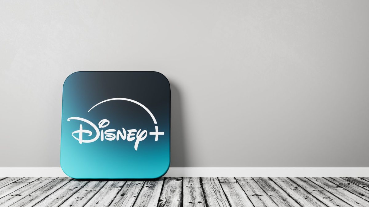 Das Disney+-Logo wird auf einer Kachel angezeigt, die an einer Wand lehnt.