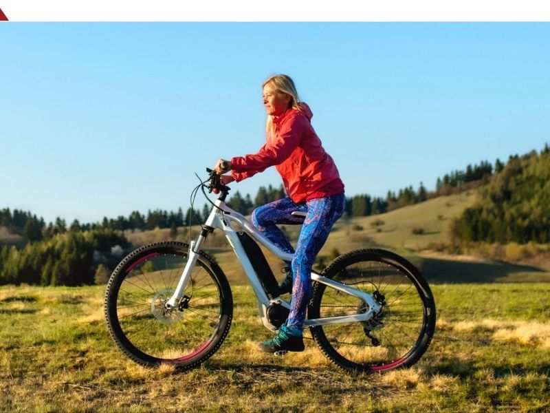 Frau auf E-Bike.