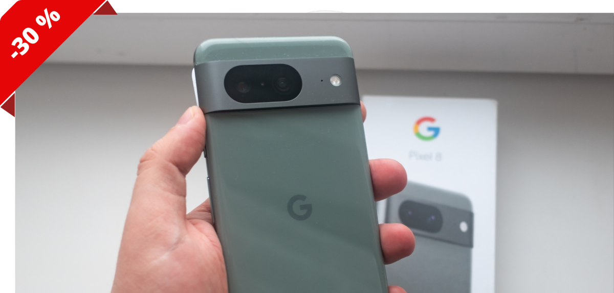 Eine Person hält ein Google Pixel 8 in der Hand,