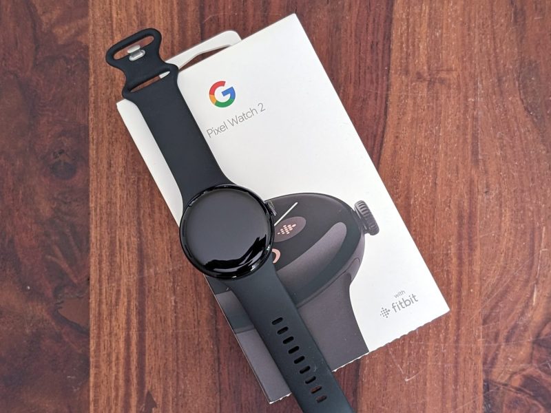 Google Pixel Watch liegt auf Originalverpackung auf einem Tisch.