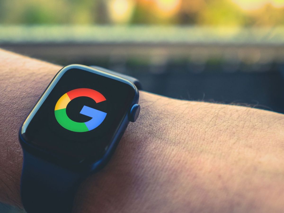 Google-Logo auf Smartwatch