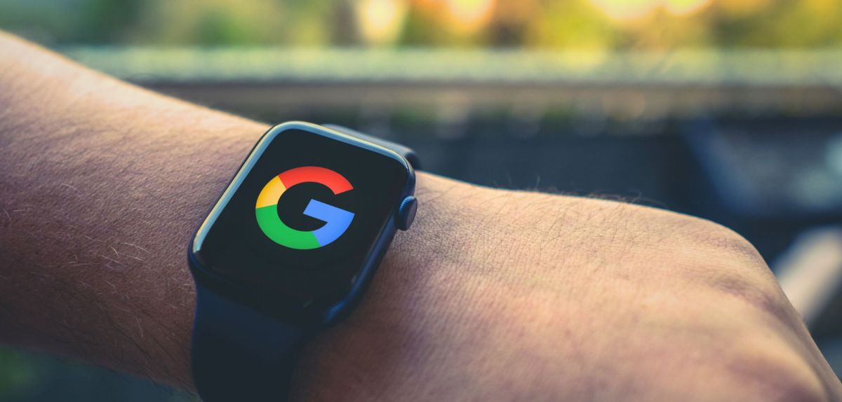 Google-Logo auf Smartwatch