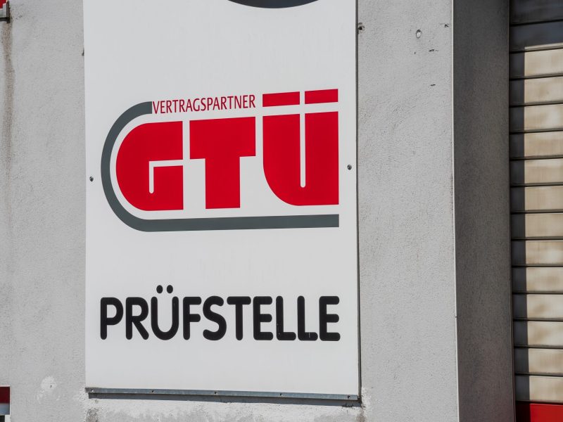 GTÜ-Zeichen vor einer Garage.