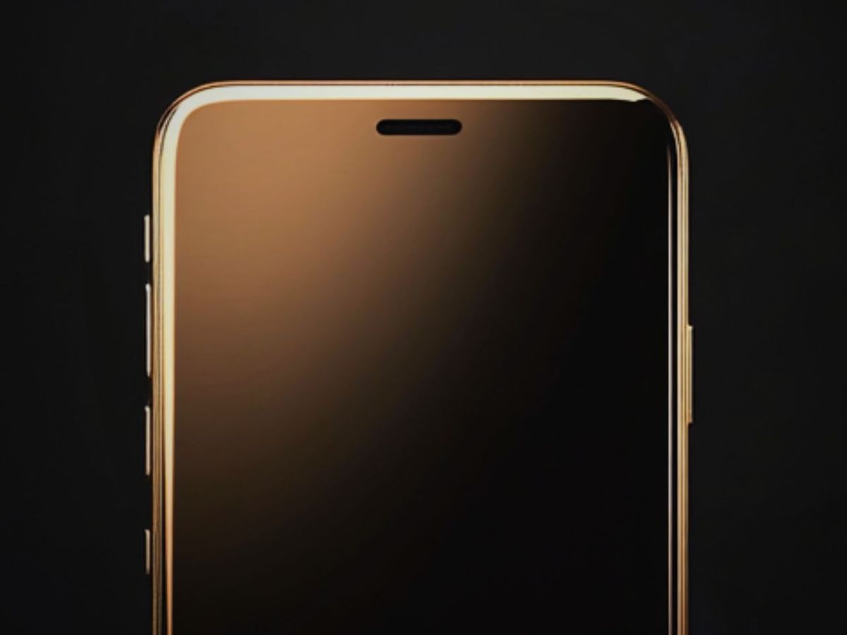 iPhone 16 Pro mit goldenem Rahmen