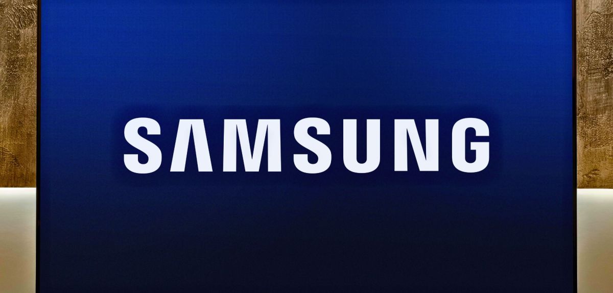 Samsung-Fernseher mit Logo auf dem Bildschirm