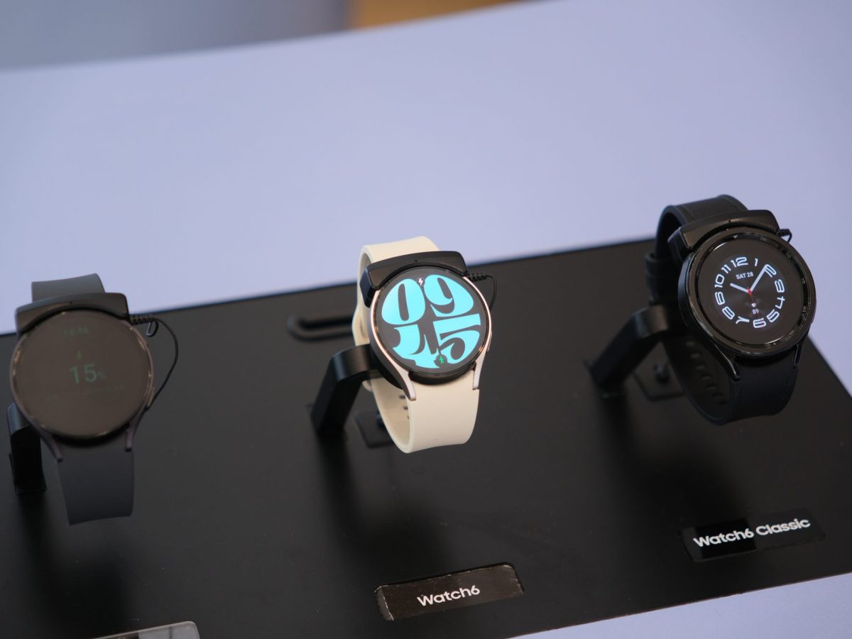 Drei verschiedene Modelle der Samsung Galaxy Watch liegen in einer Auslage.