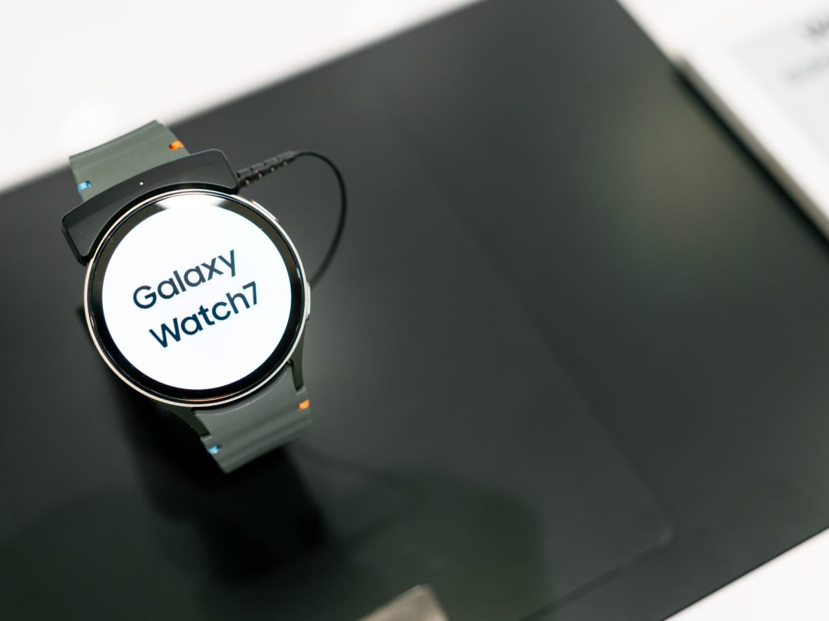 Samsung Galaxy Watch7 liegt auf einem dunklem Untergrund.