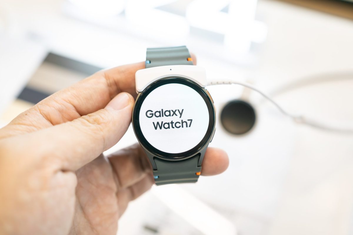 Eine Person hält die Samsung Galaxy Watch7 in der Hand.