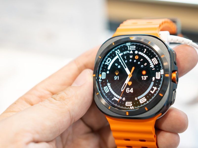 Eine Person hält die Samsung Galaxy Watch Ultra in der Hand.