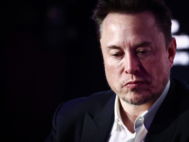 Tesla-CEO Elon Musk mit einem traurigen Blick.