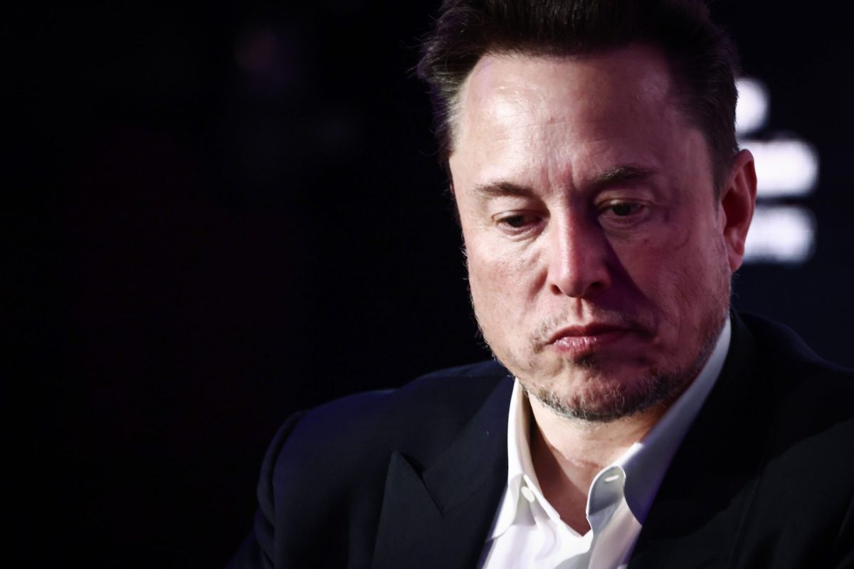 Tesla-CEO Elon Musk mit einem traurigen Blick.