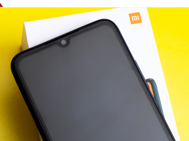 Xiaomi-Handy liegt auf einem gelben Hintergrund.