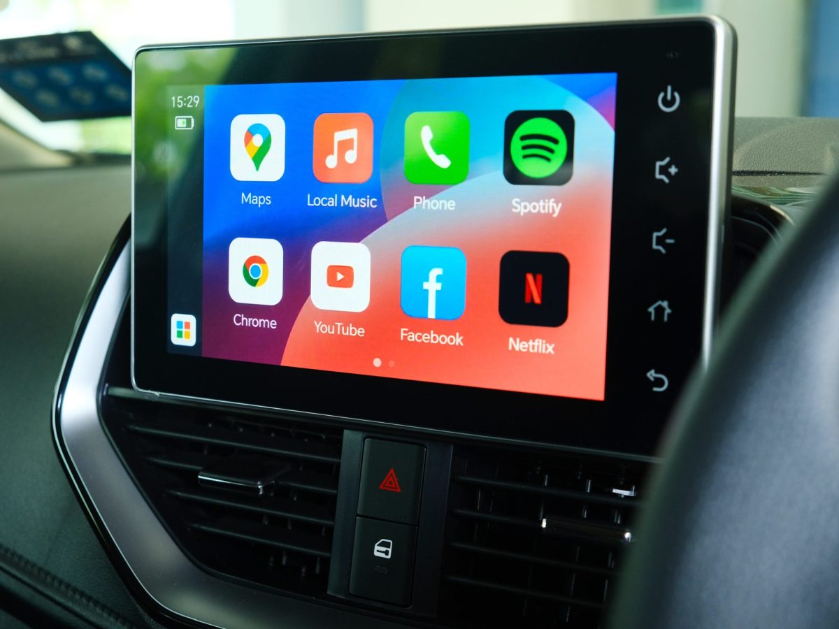 Android Auto auf einem Display im Armaturenbrett im Auto.