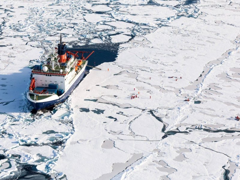 Das Forschungsschiff Polarstern im Eis der Arktis.