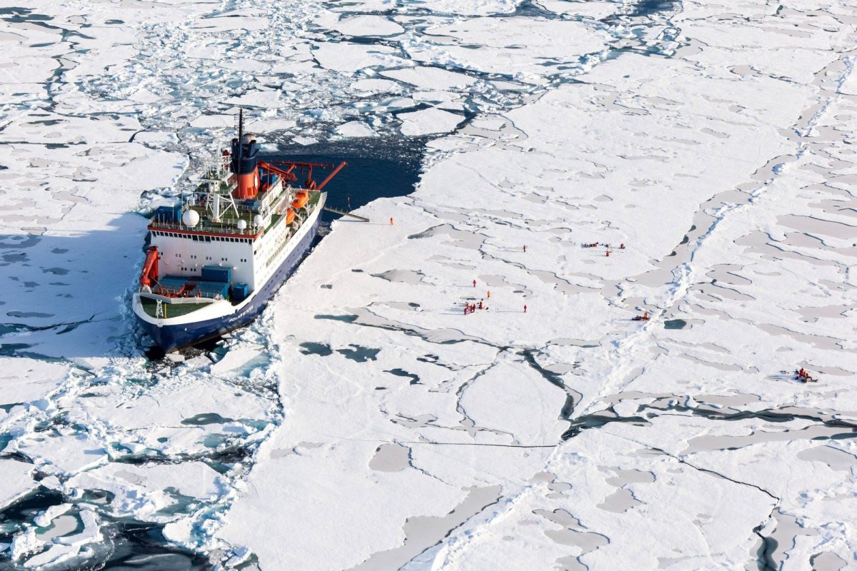 Das Forschungsschiff Polarstern im Eis der Arktis.