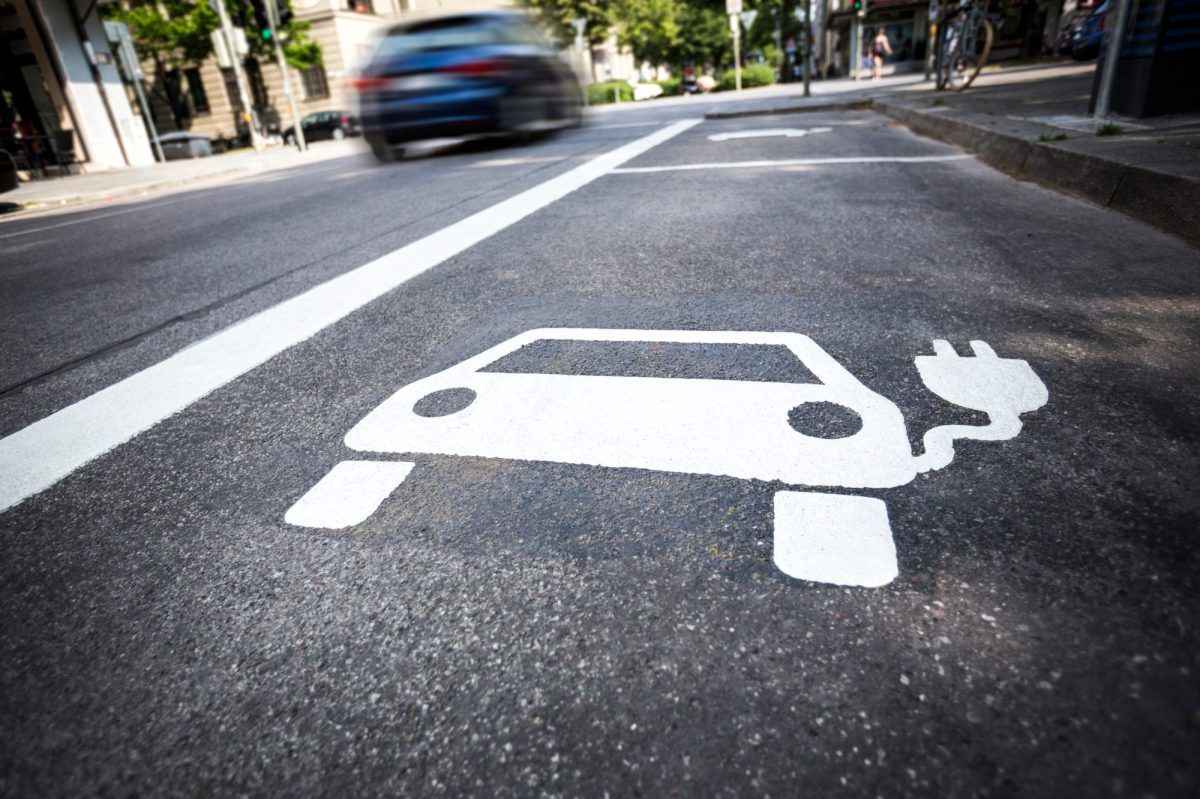 Zeichen für ein Parkplatz zum Elektroauto laden am Straßenrand.