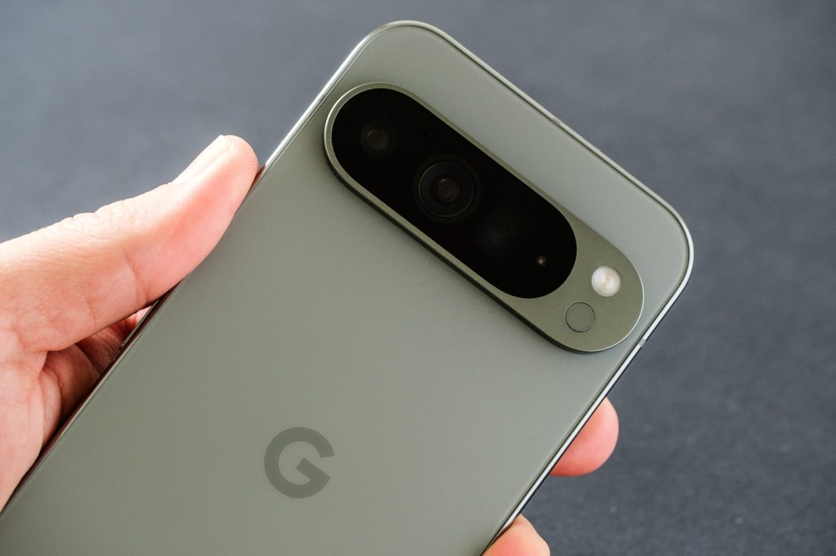 Person hält ein Google Pixel-Handy in der Hand.