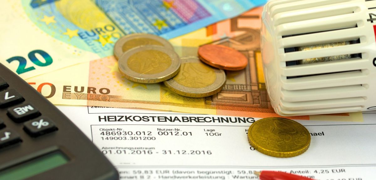 Bargeld liegt auf einer Heizkostenabrechnung