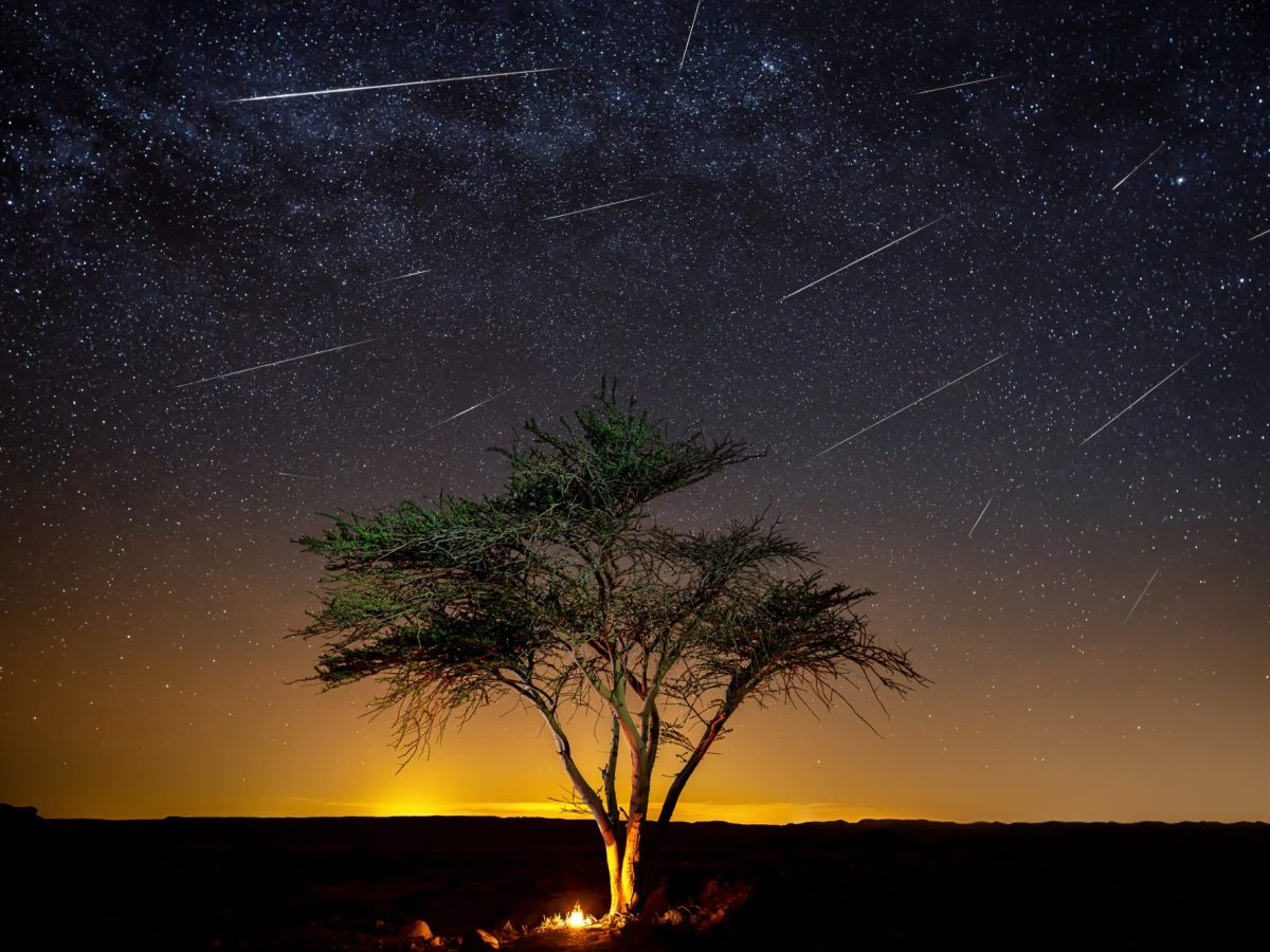 Meteoritenschauer am Nachthimmel.