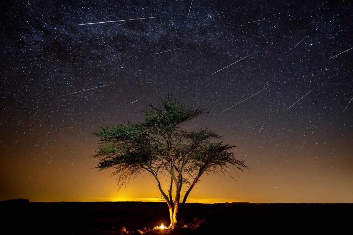 Meteoritenschauer am Nachthimmel.