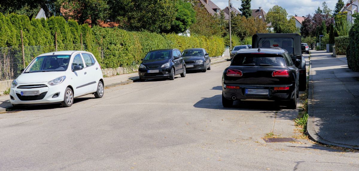 Autos parken auf Straße