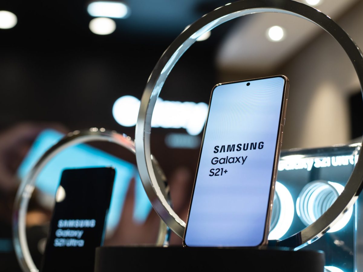 Samsung-Handys werden in einer Auslage präsentiert.