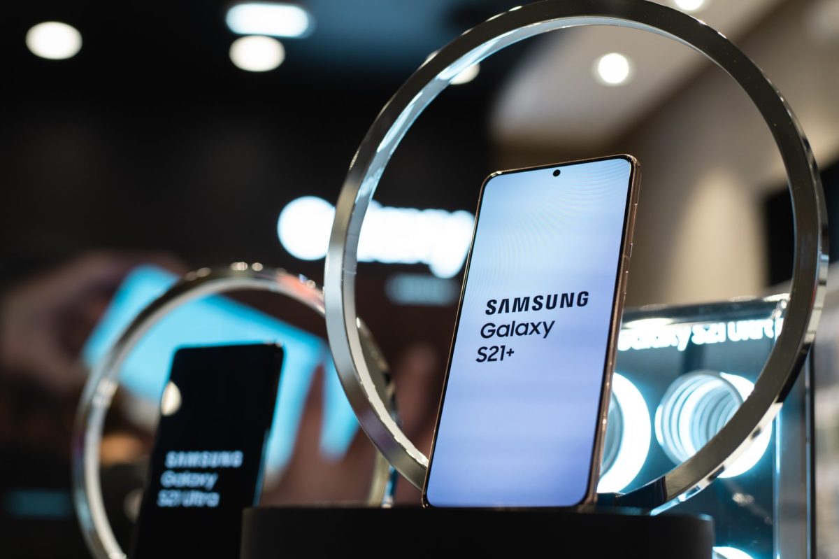 Samsung-Handys werden in einer Auslage präsentiert.