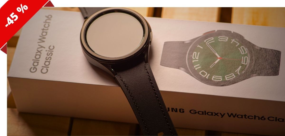 Samsung Galaxy Watch 6 Classic liegt auf einer Unterlage aus Holz.