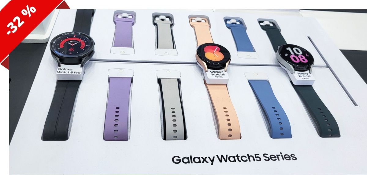 Verschiedene Modelle der Samsung Galaxy Watch5 liegen in einer Auslage.