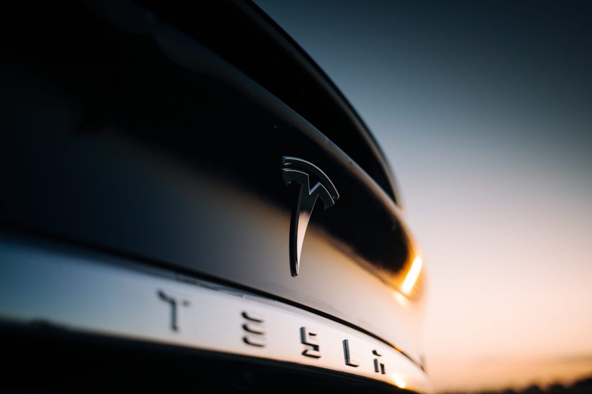 Tesla-Logo auf einem Auto.