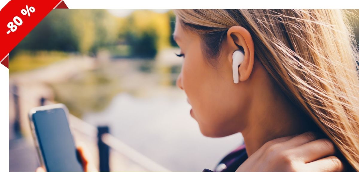 Frau hört Musik über Bluetooth-Kopfhörer.