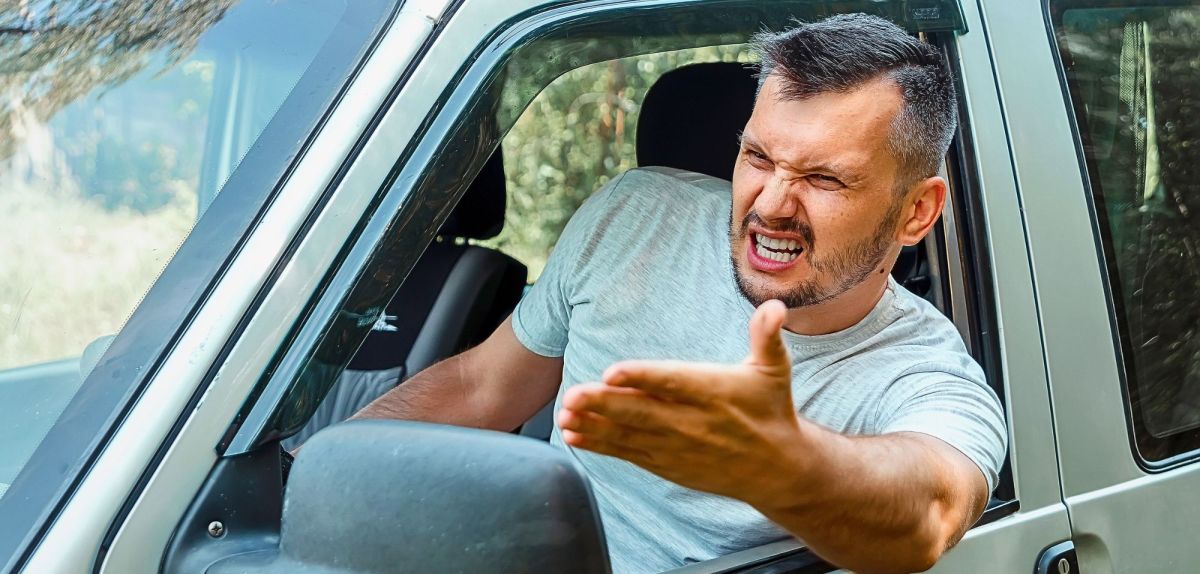 Wütende Person in einem Auto