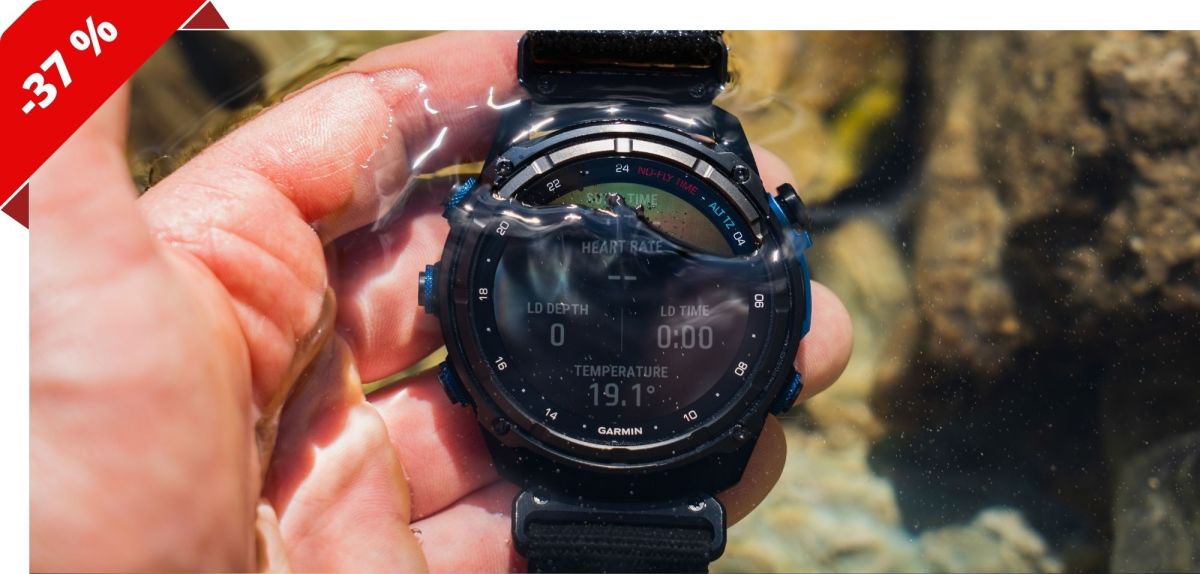 Person hält eine Garmin-Smartwatch ins Wasser.