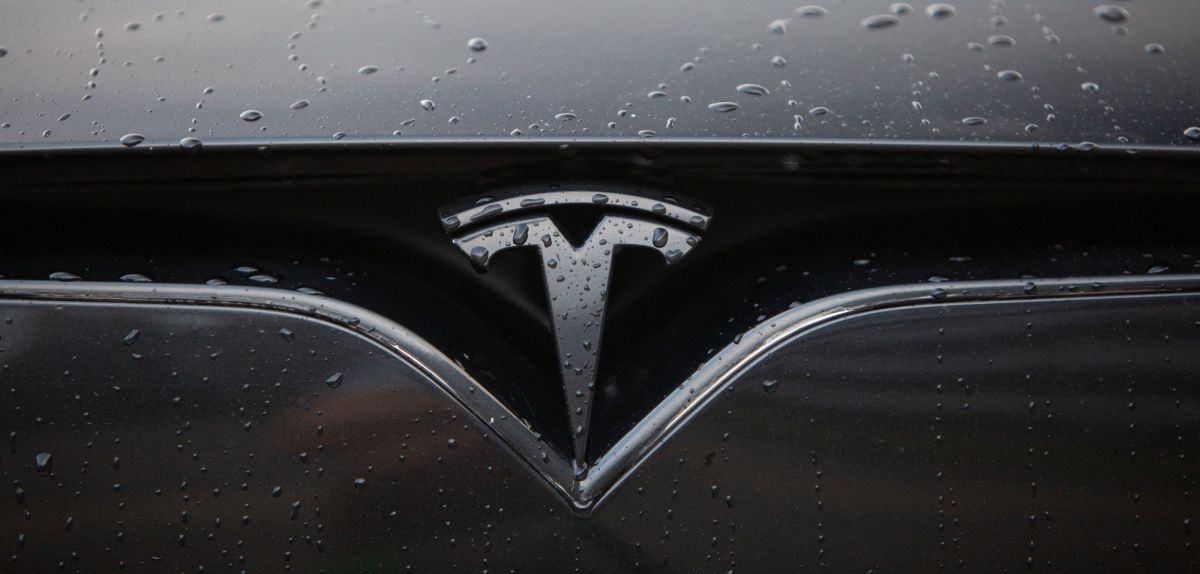 Tesla-Logo auf Kühlergrill