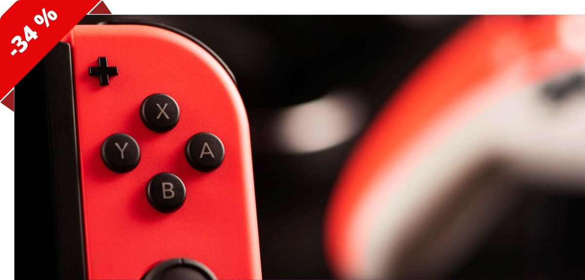 Nintendo Switch vor einem Pro-Controller