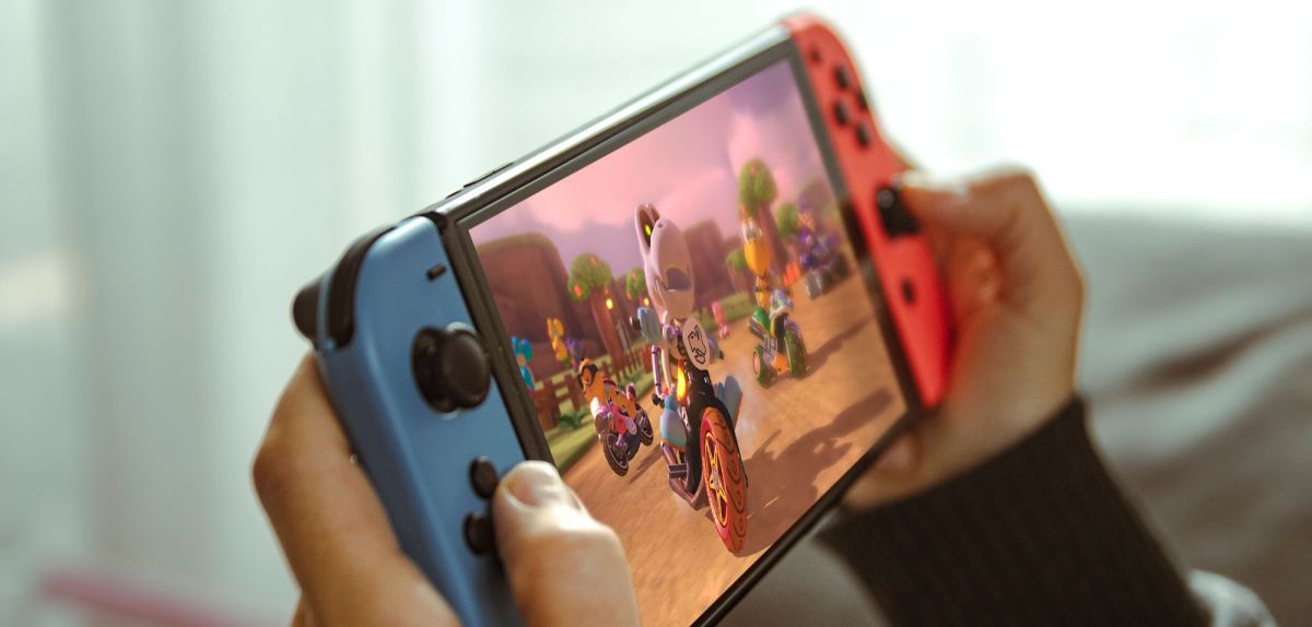 Person spielt auf einer Nintendo Switch