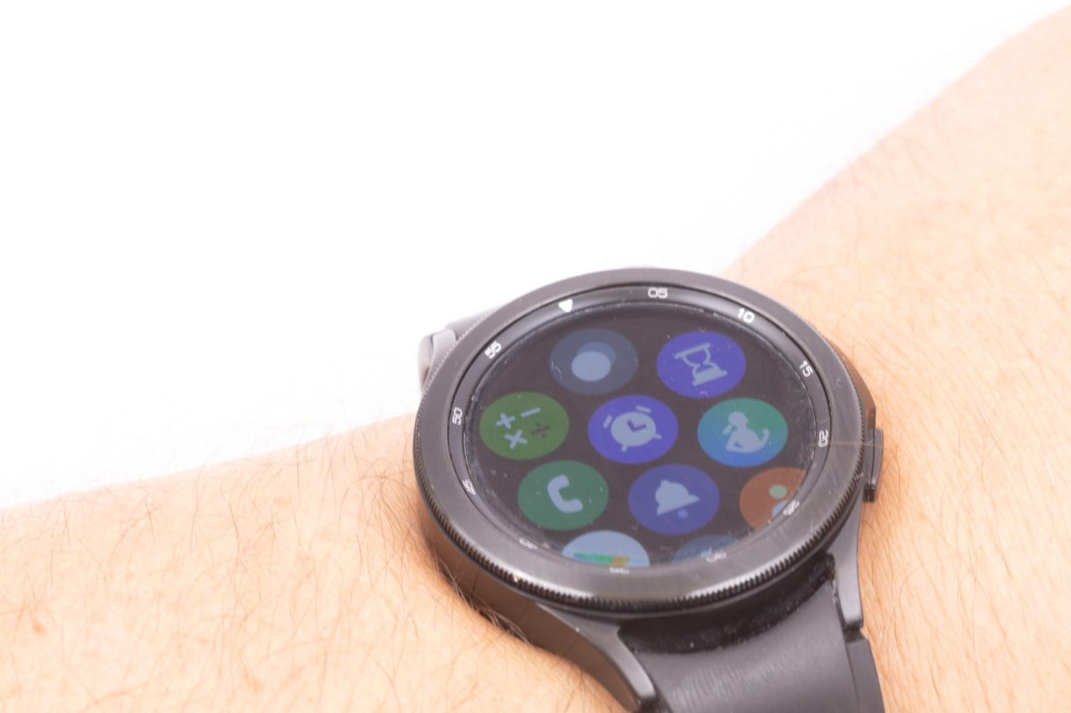 Samsung Galaxy Watch am Handgelenk einer Person.