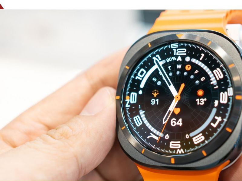 Person hält Samsung Galaxy Watch Ultra in der Hand.