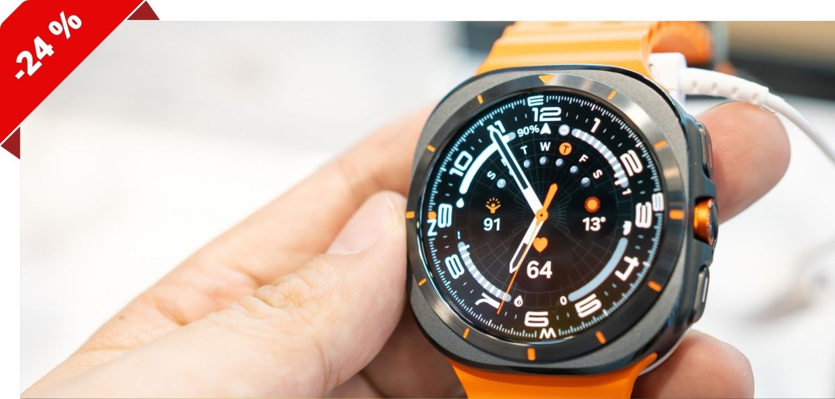 Person hält Samsung Galaxy Watch Ultra in der Hand.