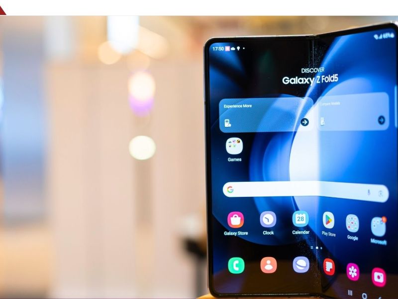 Samsung Galaxy Z Fold5 wird in einer Auslage präsentiert.