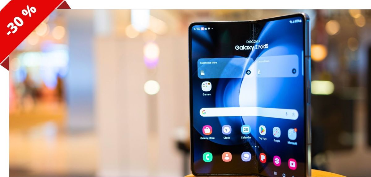 Samsung Galaxy Z Fold5 wird in einer Auslage präsentiert.